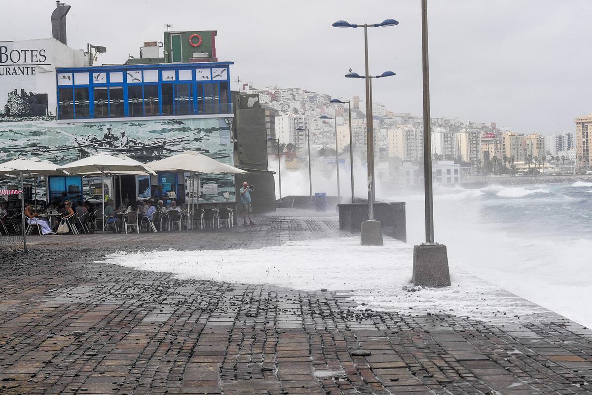 Oleaje fuerte en el paseo del barrio de San Cristóbal en Las Palmas de Gran Canaria. Oleaje fuerte en el paseo del barrio de San Cristóbal en Las Palmas de Gran Canaria.