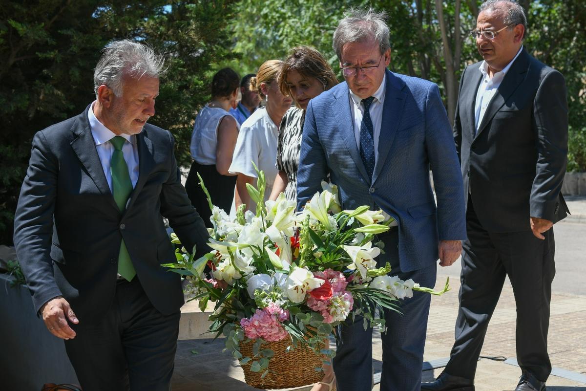 El ministro de Política Territorial y Memoria Democrática, Ángel Víctor Torres, realizó una ofrenta floral a 'Las Rojas del Molinar'