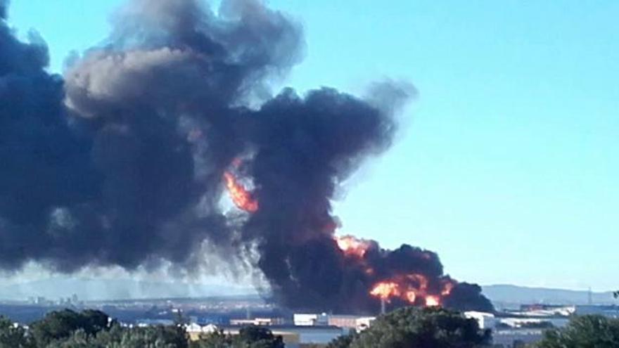 Un incendio en una industria química obliga a evacuar varias empresas en Paterna