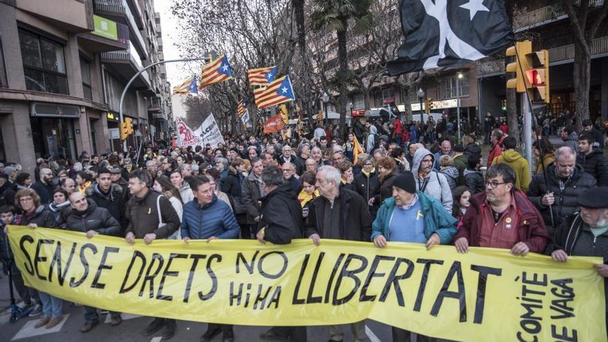 Manresa viu una manifestació massiva contra el judici als líders independentistes