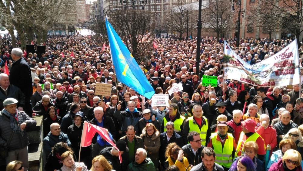 Miles de personas se manifiestan en Gijón en defensa del sistema público de pensiones