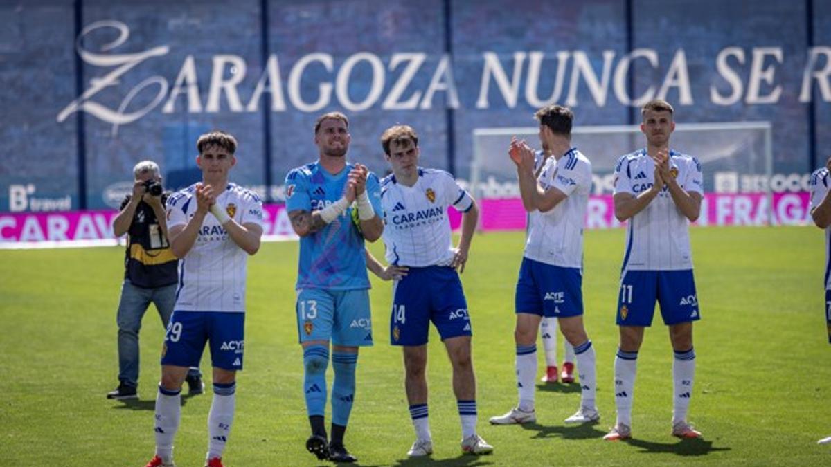 Pau Sans, Poussin, Francho, Kosa y Bazdar aplauden a la afición al término del partido.