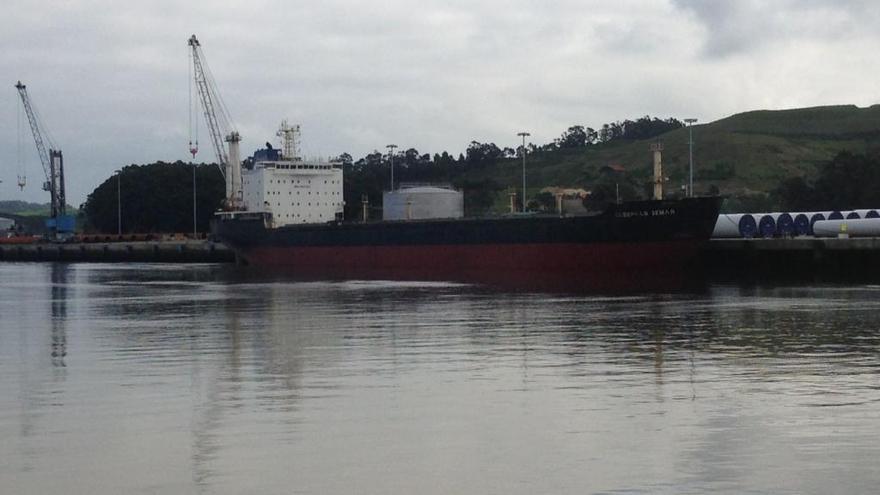 El &quot;Severnaya Zemlya&quot;, atracado en el muelle de Valliniello.