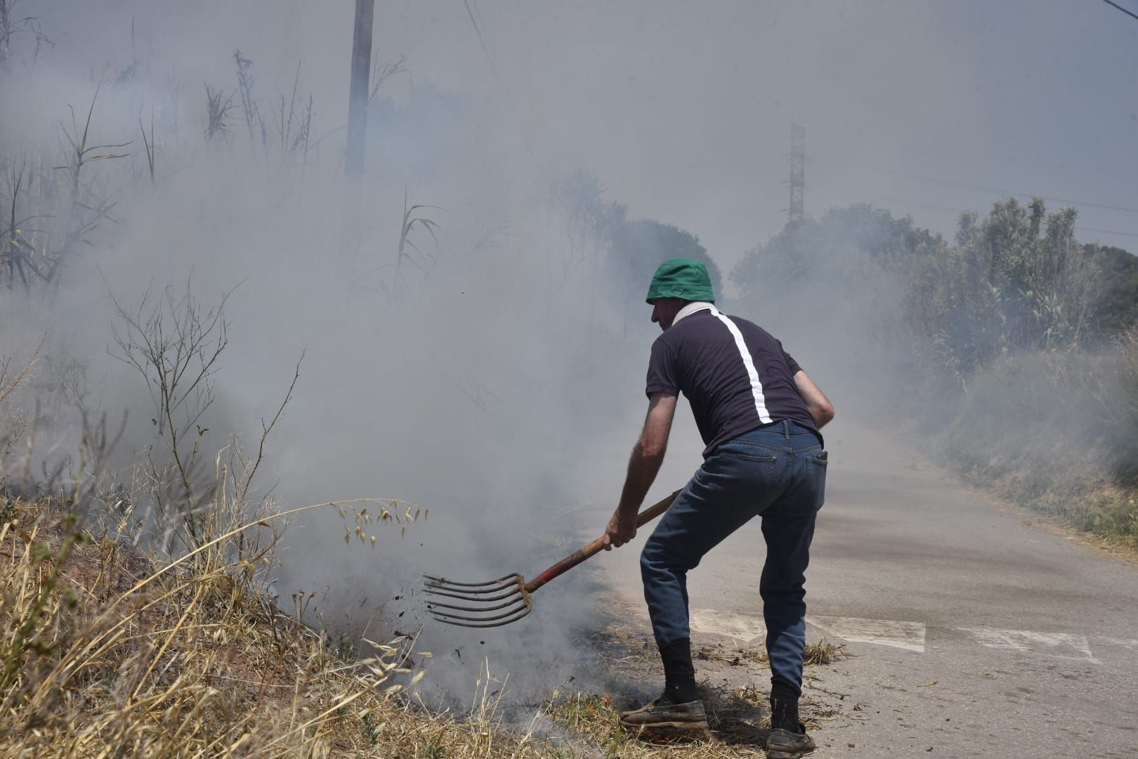 Tasques d'extinció d'un foc a la zona del Poal a Manresa