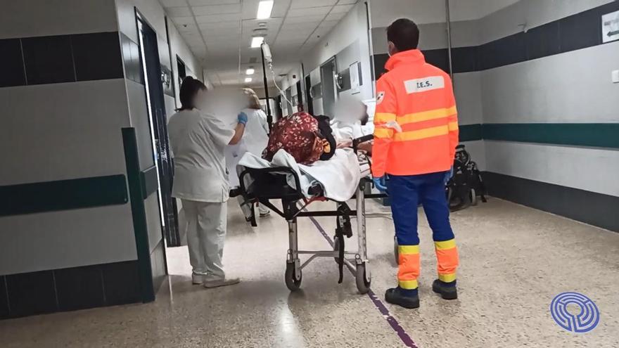 Nuevo colapso en el CHUS: denuncian la presencia de &quot;24 pacientes graves amontoados nos corredores&quot;