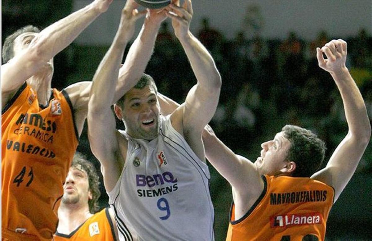Mavrokefalidis, d’esquena, davant de Reyes, el 2007. Mavrokefalidis, d’esquena, davant de Reyes, el 2007.