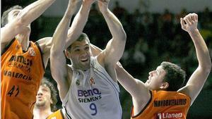Mavrokefalidis, d’esquena, davant de Reyes, el 2007.