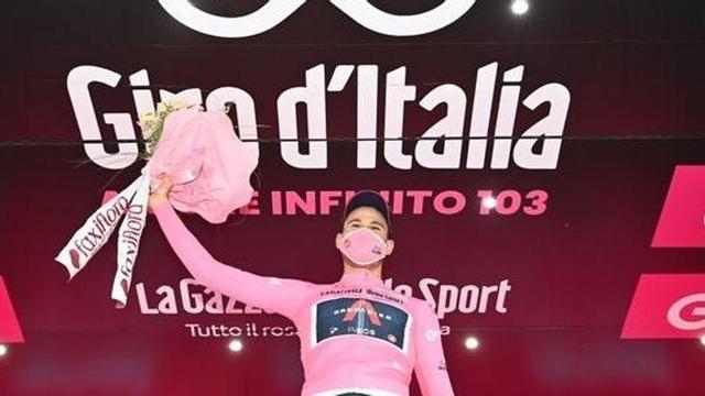 Filippo Ganna se enfunda la 'maglia rosa'.