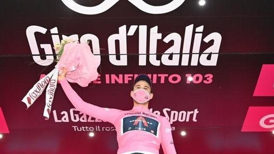 Filippo Ganna se enfunda la &#039;maglia rosa&#039;.