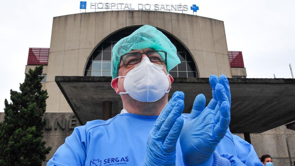 Sanitarios del hospital comarcal de O Salnés, la pasada semana guardando un minuto de silencio. // Iñaki Abella