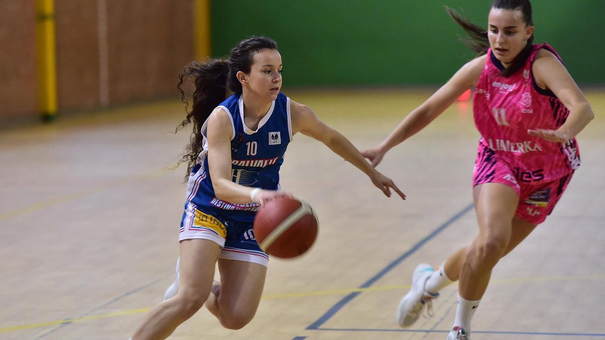 Alicia Morales, a la izquierda, en un partido del Miralvalle.