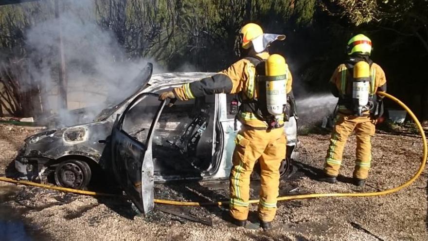 Los bomberos extinguiendo las llamas