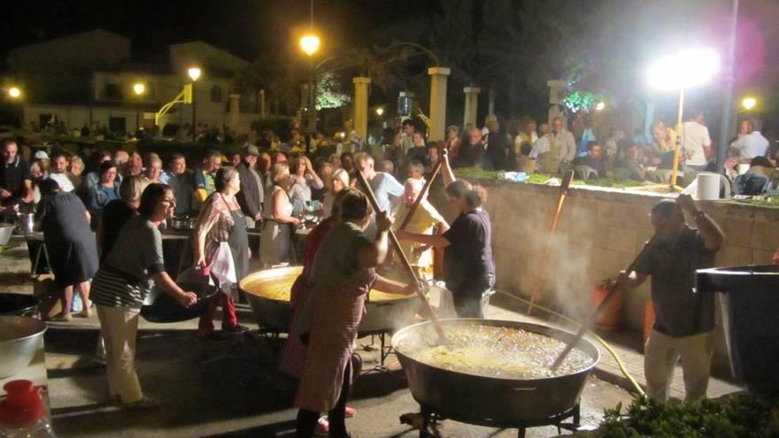 Un millar de personas disfrutan de la tradicional &#039;fideuda&#039; en la plaça de Son Puça