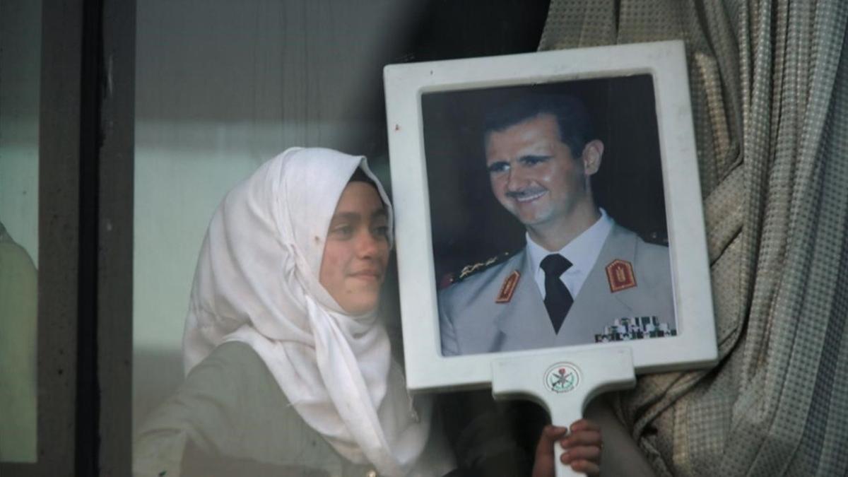 zentauroepp42985450 a syrian refugee who fled to lebanon holds a picture of syri180420152748