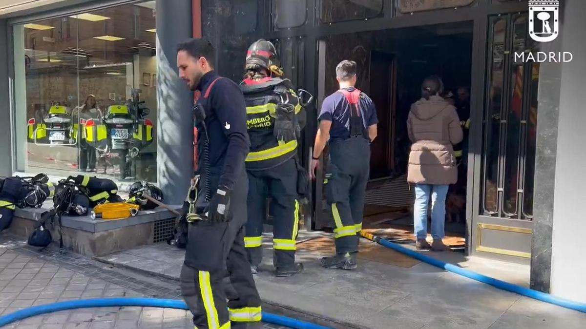 Los Bomberos de Madrid intervienen en el incendio de la vivienda.