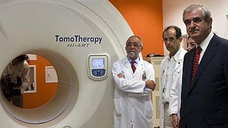 El consejero de Sanidad, Francisco Javier Álvarez Guisasola, ayer en su visita a la unidad de tomoterapia.