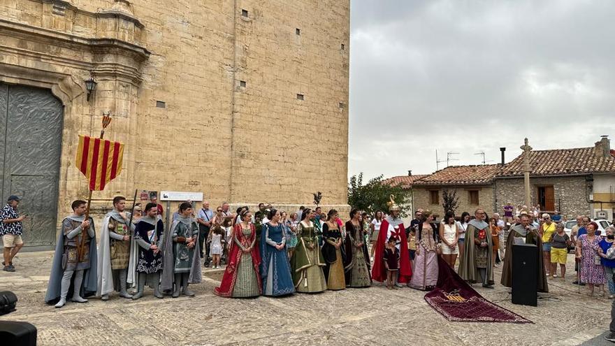 Espectacular desfile de la Germandat dels Cavallers de la Conquesta de Castelló en Cinctorres por las fiestas patronales