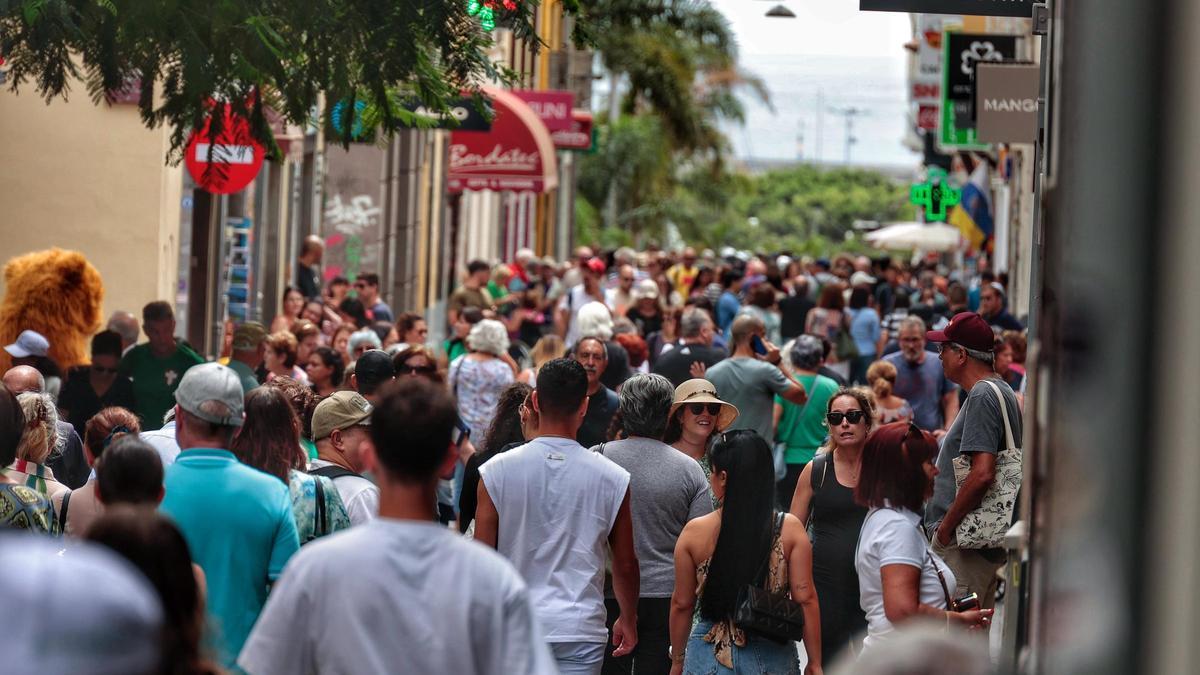 Imagen de la céntrica calle Castillo, en Santa Cruz de Tenerife, saturada de gente durante un periodo de rebajas.