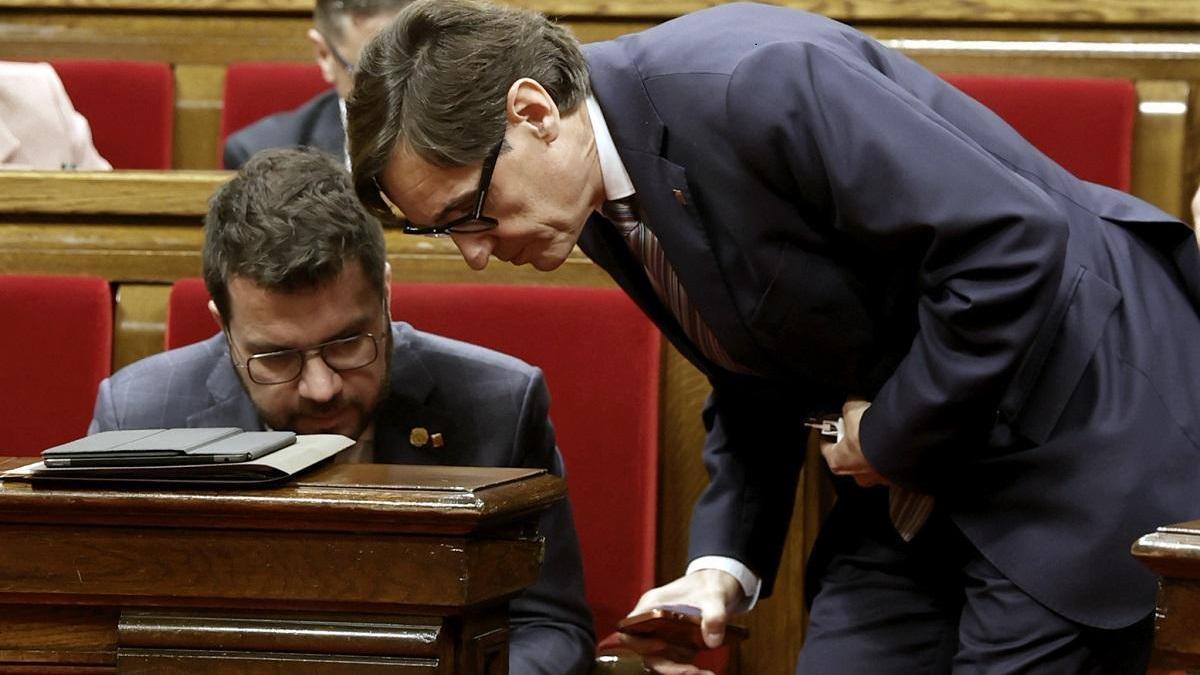 El president de la Generalitat, Pere Aragonès, hablando con el líder del PSC, Salvador Illa, en el Parlament.