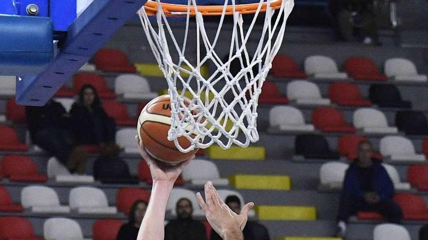 Zyle salta a canasta en el partido contra el Palencia en Riazor.