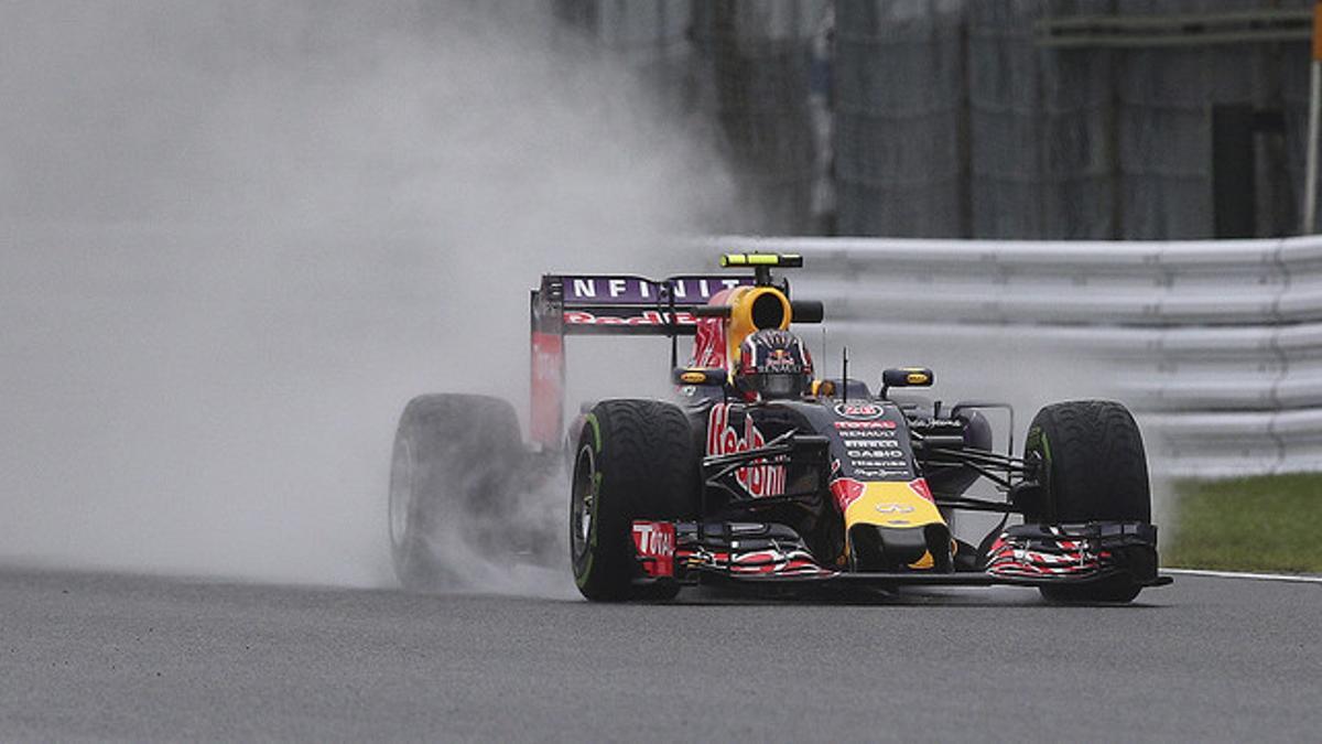 El Red Bull del piloto ruso Daniil Kvyat, durante la primera sesión de entrenamientos del GP de Japón en Suzuka