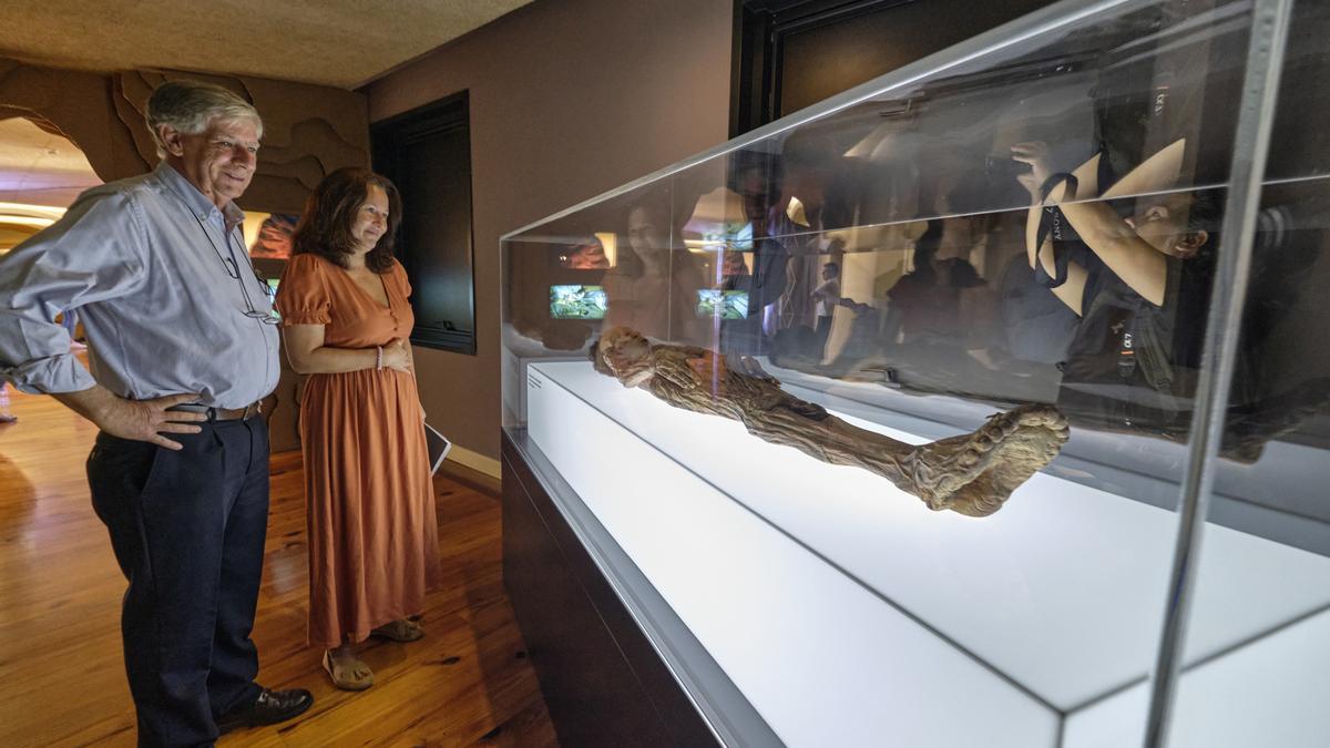 La consejera insular de Museos, Concepción Rivero, y el director del Museo Arqueológico de Tenerife y del Instituto Canario de Bioarqueología, Conrado Rodríguez-Maffiotte, junto a la réplica de la momia