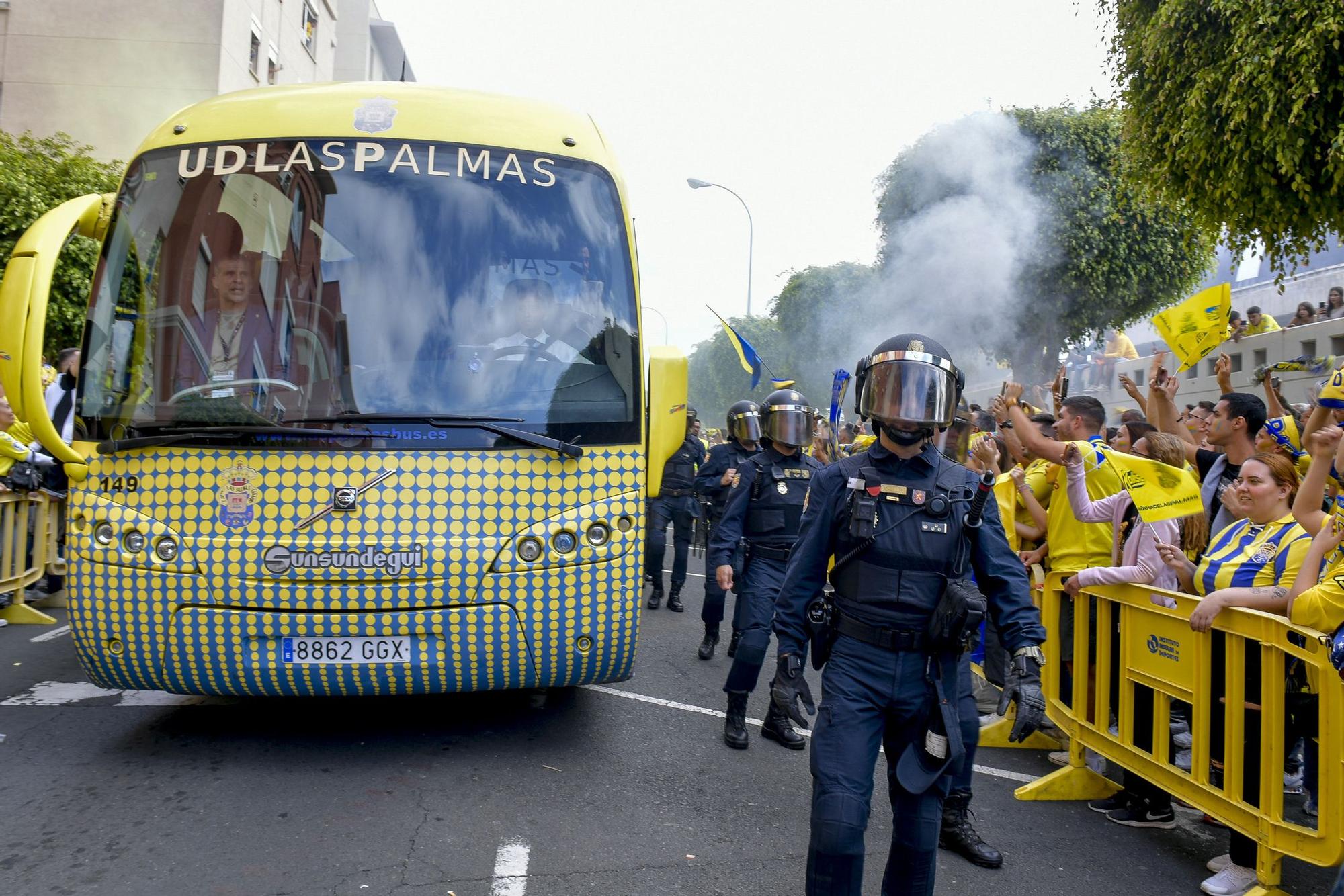 La afición recibe a la guagua de la UD Las Palmas en Fondos de Segura