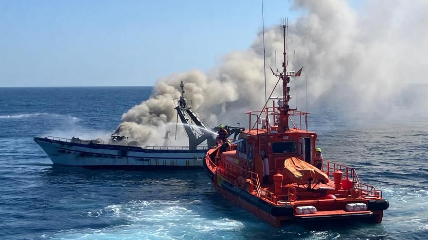 Rescatan a los tripulantes de un pesquero de Fuengirola incendiado a la altura de Calaburras