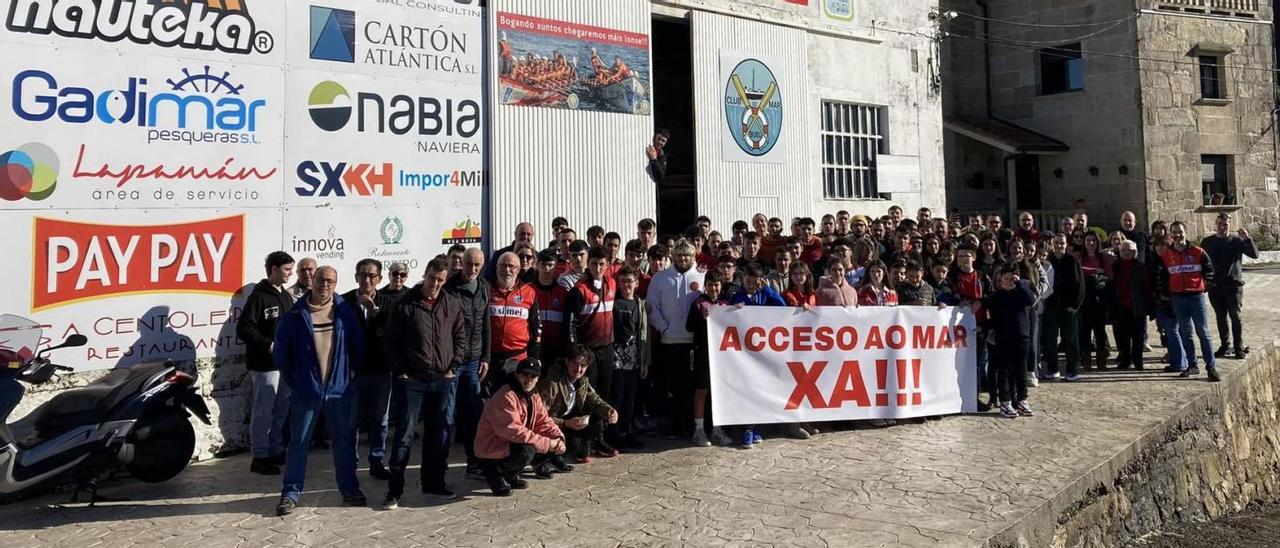 La concentración organizada por el Club do Mar Bueu el día de Nochebuena para exigir el arreglo de la rampa.