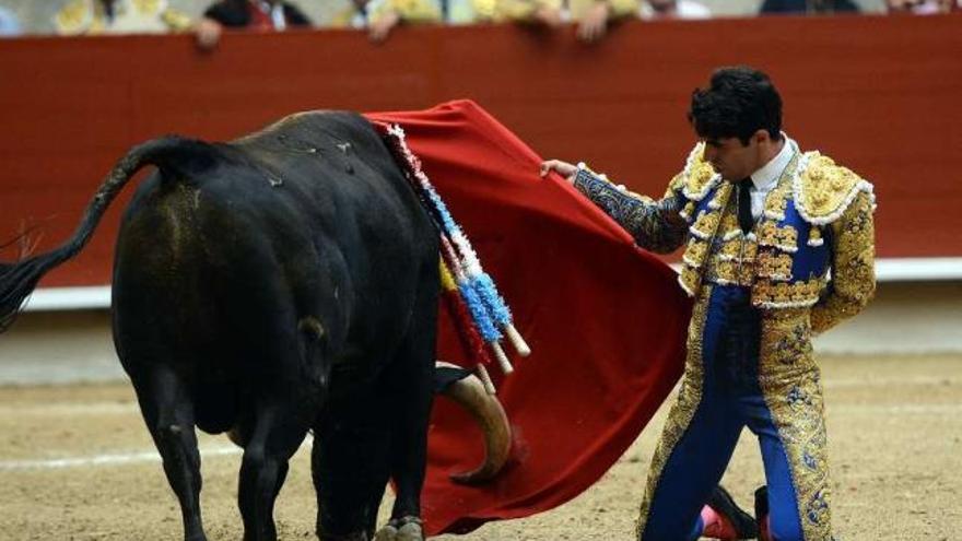 Talavante recibe al toro de rodillas.  // R. Vázquez