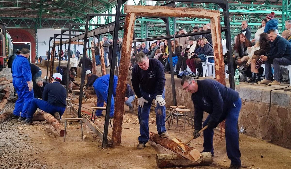 Participantes en el 40º Concurso de Entibadores Mineros en el Almacén Central de Peñarroya-Pueblonuevo en pleno certamen.