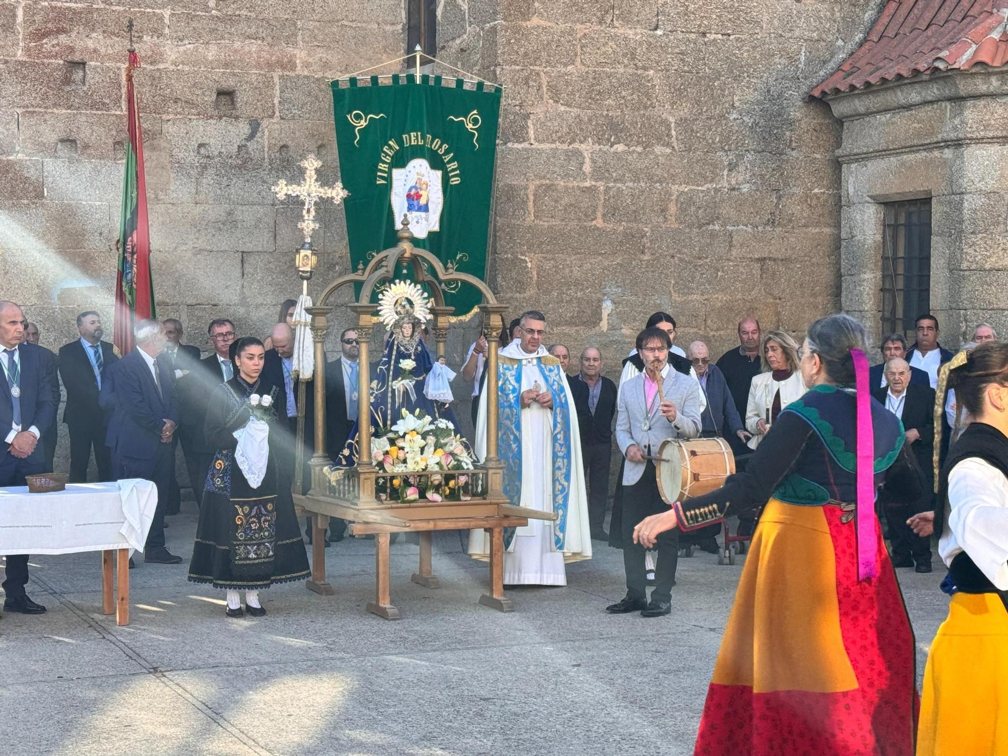 Villadepera honra a la Virgen del Rosario
