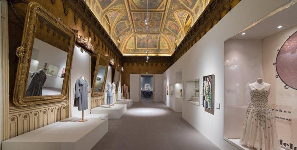 El palacio fue inaugurado en 1851 con un baile presidido por Isabel II