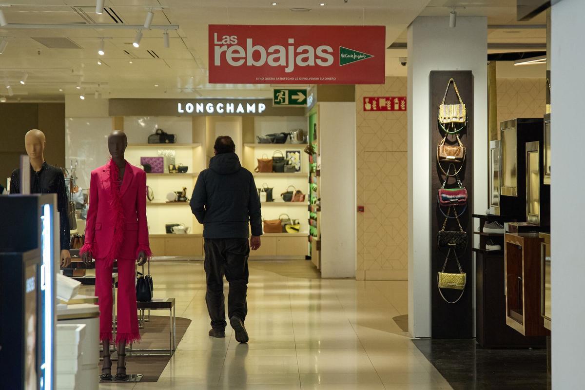 07/01/2024 Varias personas, en los primeros minutos de rebajas, en El Corte Inglés de la calle Preciados, a 7 de enero de 2024, en Madrid (España). La campaña de Navidad y de rebajas ha marcado un incremento notable en empleo, ya que ha creado cerca de 28.532 puestos en los sectores de compras, logística y almacén, así como en atención al cliente. Esto supone un incremento del 40% respecto al año anterior. ECONOMIA Jesús Hellín - Europa Press