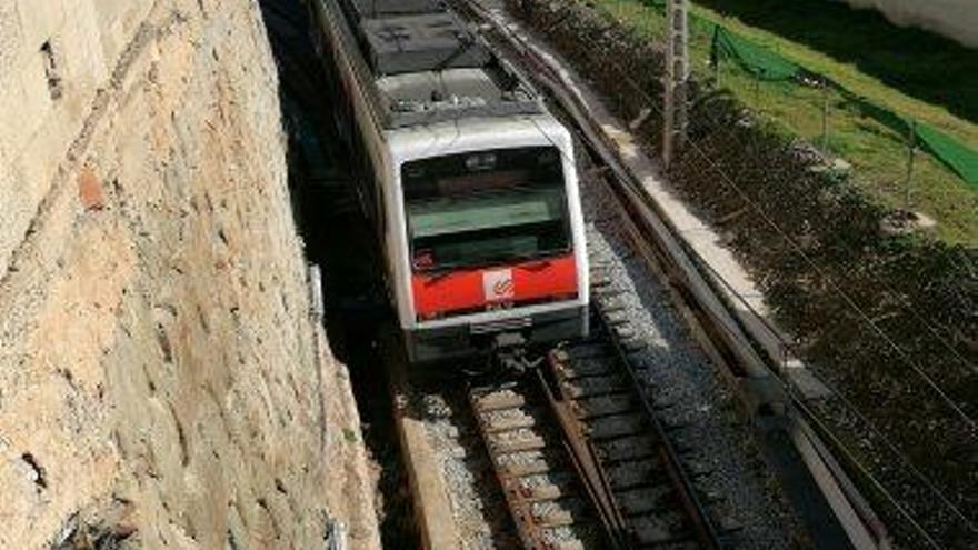 Tren sortint de l&#039;estació de Manresa Alta dels Ferrocarrils