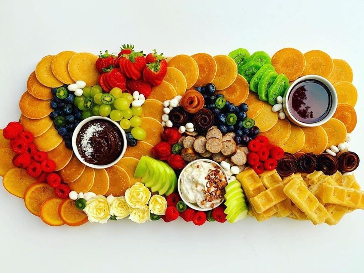 Tabla de desayuno con tortitas y frutas