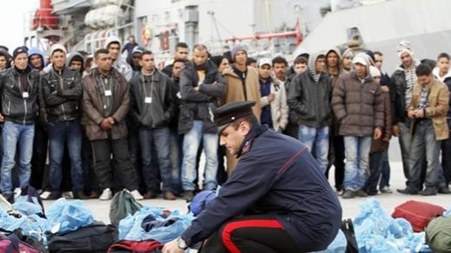 Inmigrantes tunecinos en Lampedusa.