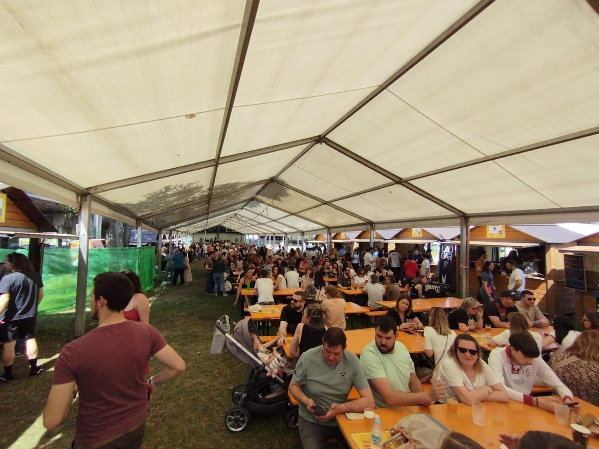 Ambiente en la carpa del festival.