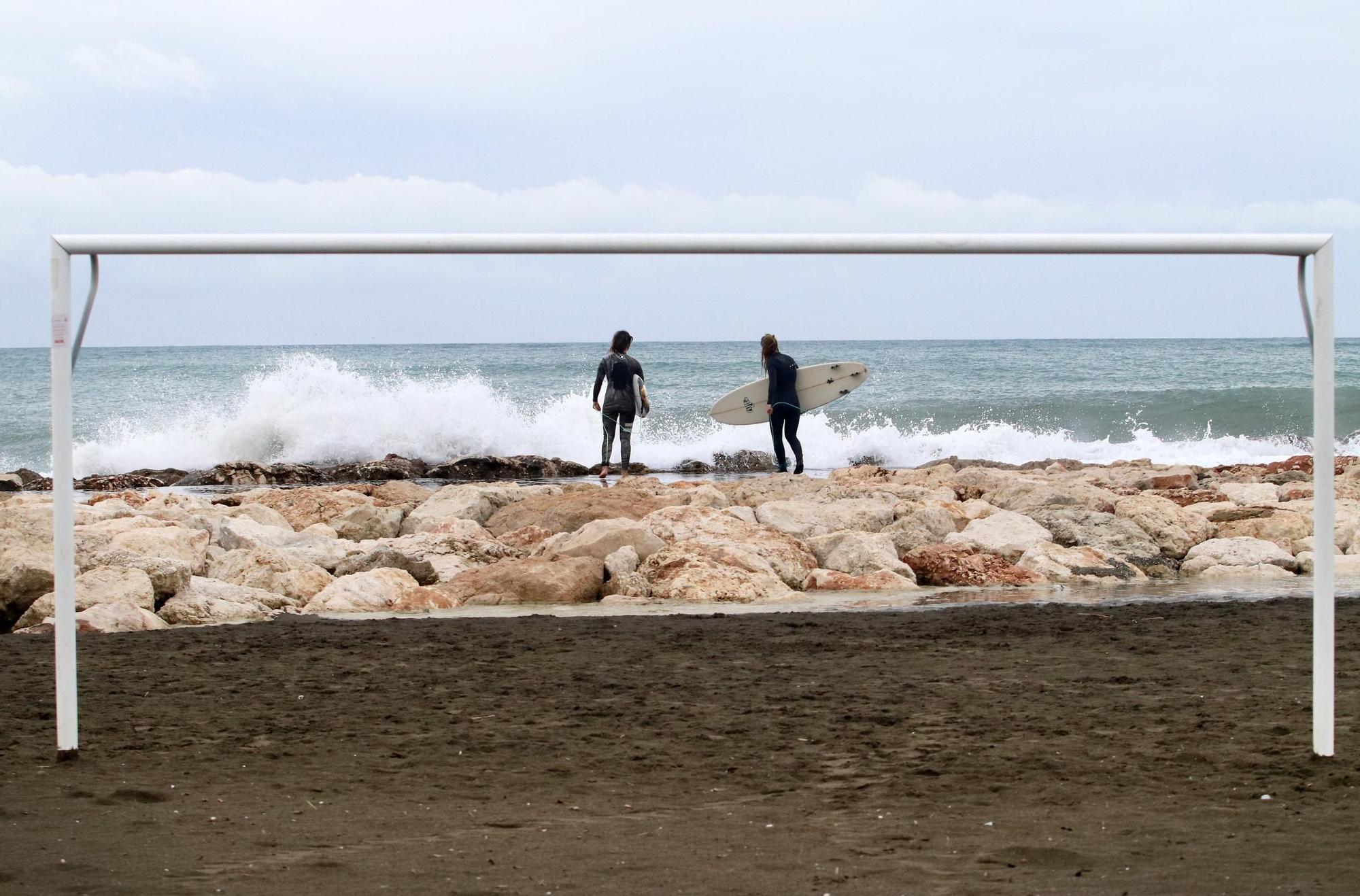 Temporal en la playa El Dedo con surfistas