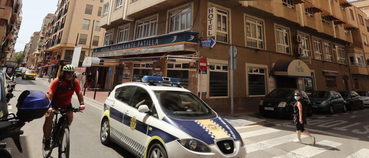 Una patrulla de policía en Santa Pola en el centro este verano