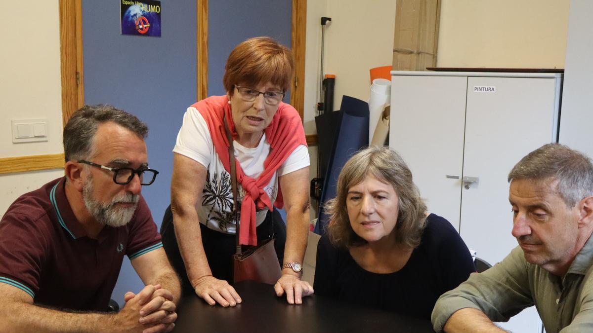 Los ediles socialistas con la vecina Araceli González.