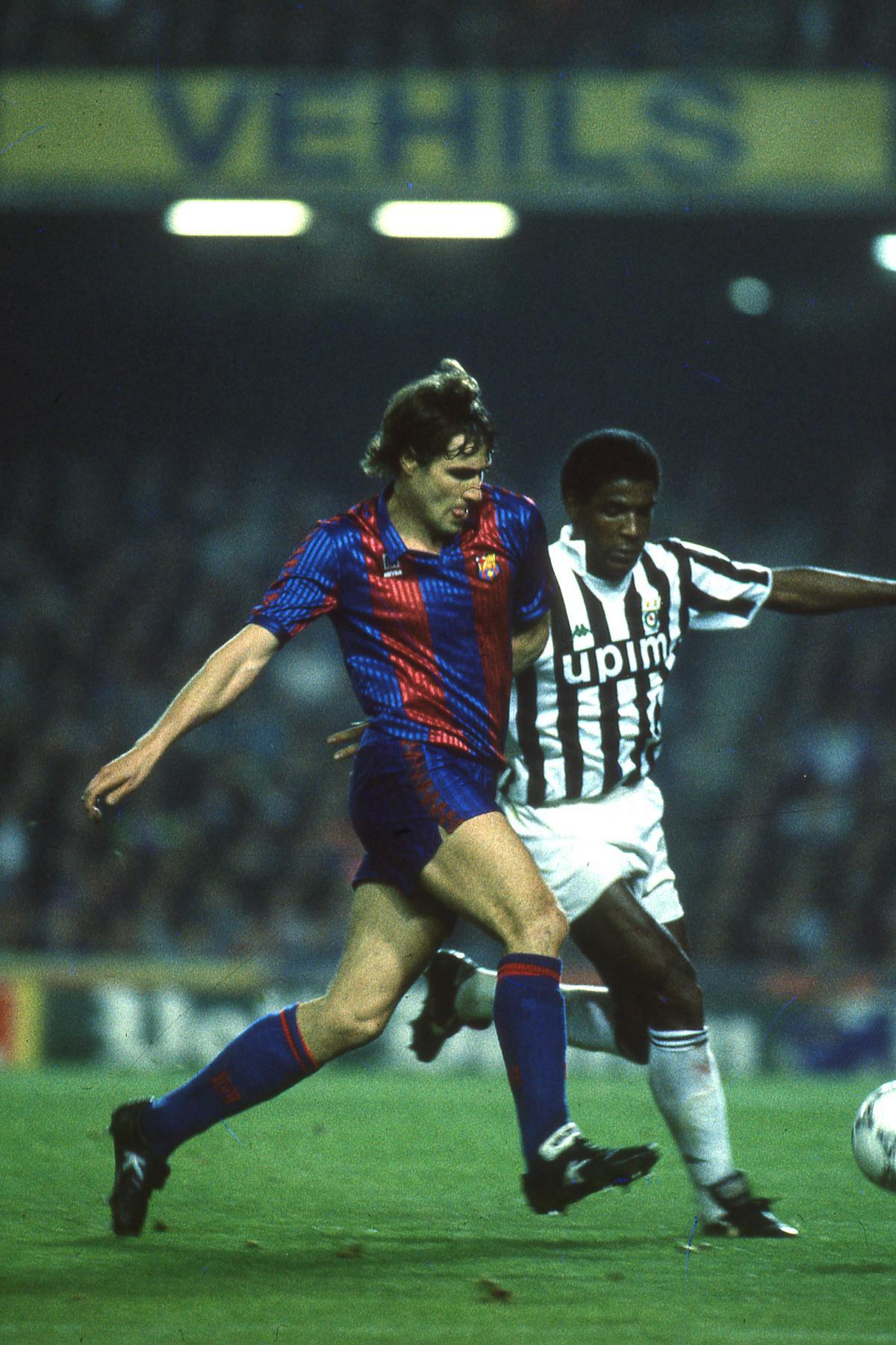 Julio Salinas (88/89-90/91), histórico delantero español, vistió la camiseta del Barça durante seis temporadas Julio Salinas (88/89-90/91), histórico delantero español, vistió la camiseta del Barça durante seis temporadas