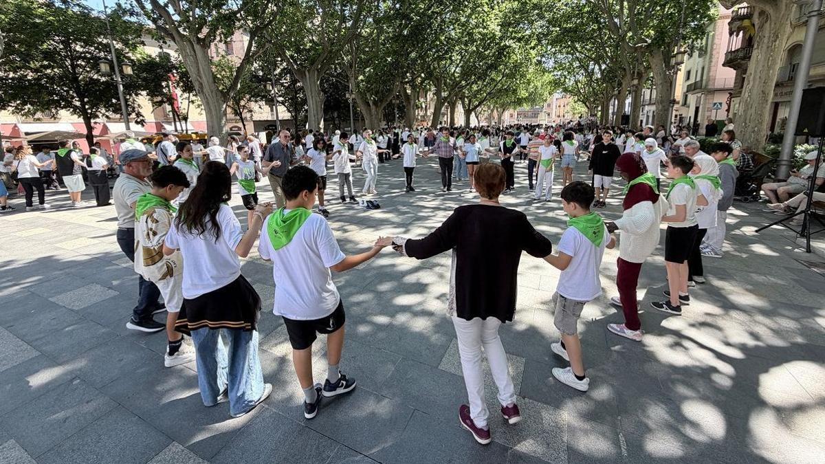 La trobada escolar ha fet un ple simbòlic a la Rambla de Figueres