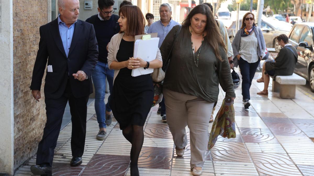 José Tur 'Cires' y Cristina Ribas, acompañados por su abogada, en el centro, en octubre de 2018 cuando acudieron al juzgado para declarar sobre el caso del chiringuito.