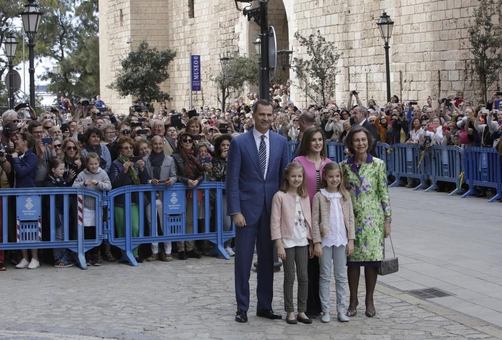 Los Reyes asisten a la misa de Pascua