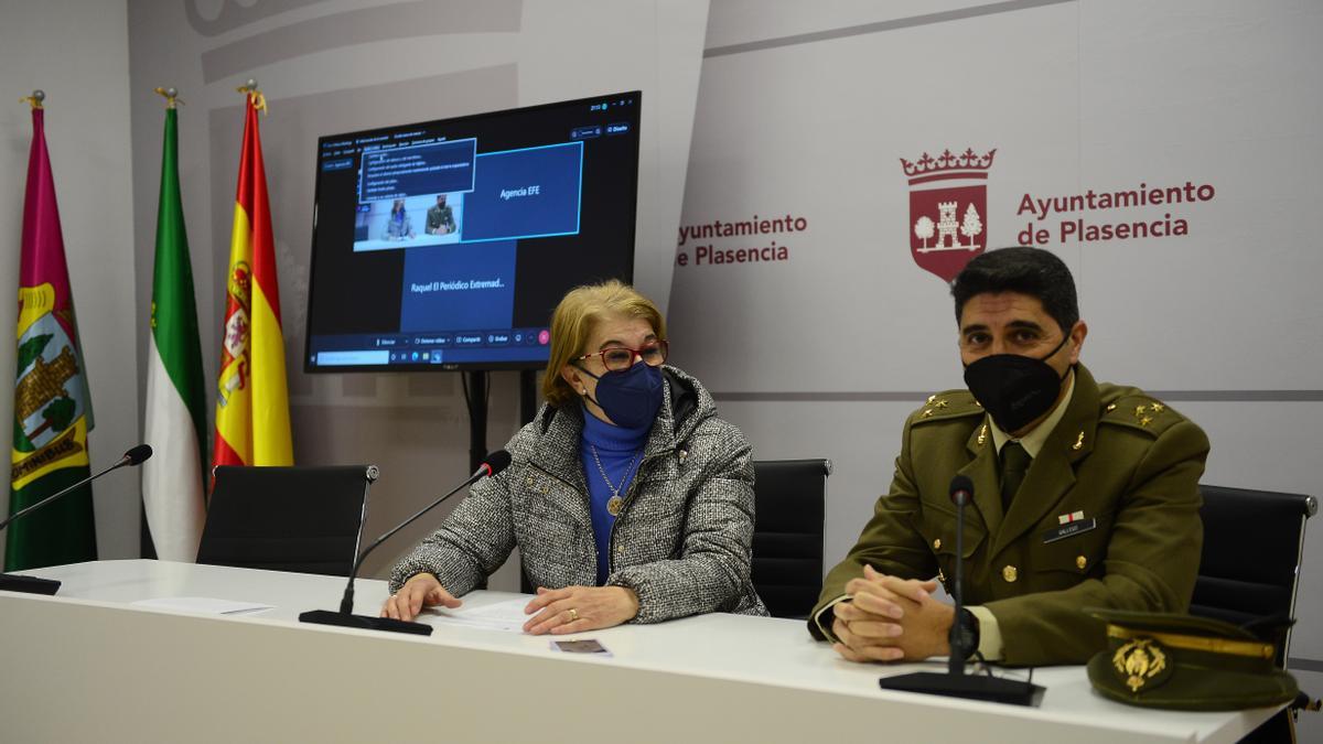 La edil de Cultura y el capitán Manuel Gallego, en la presentación de la exposición.