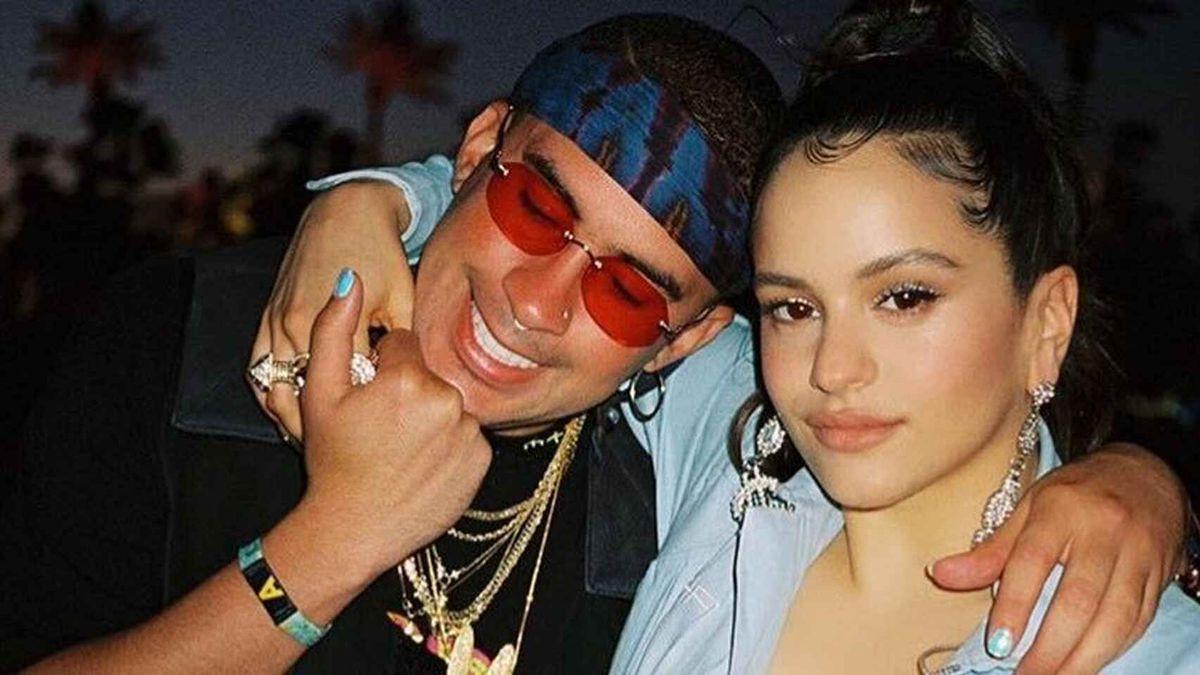 Bad Bunny amb les ungles pintades de blau turquesa al costat de la Rosalía