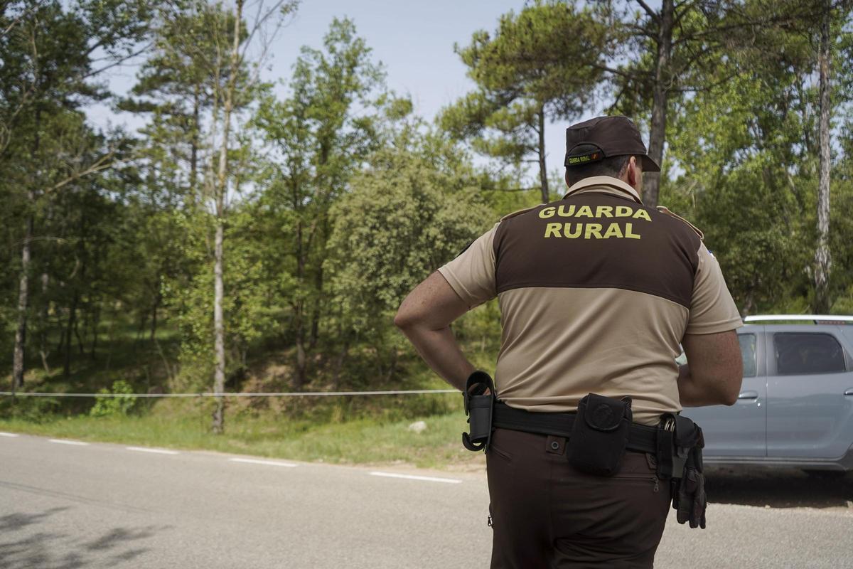 Guarda rural controlant una zona de la riera de Merlès