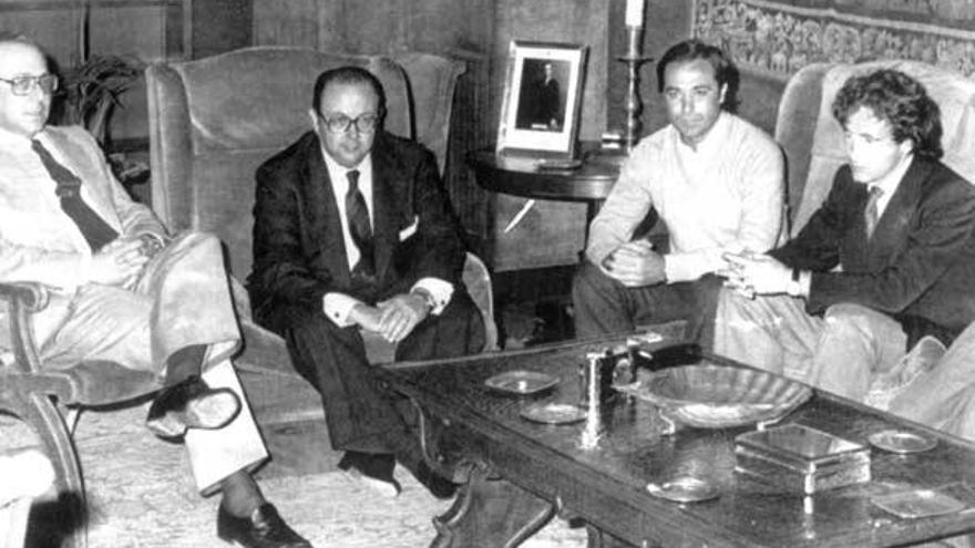 Iñigo Cavero (centro), ministro de Cultura en 1979, reunido con el presidente del Consejo Superior de Deportes, Jesús Hermida (izquierda), y los representantes de AFE, Quino y Alfonso (derecha). // EFE