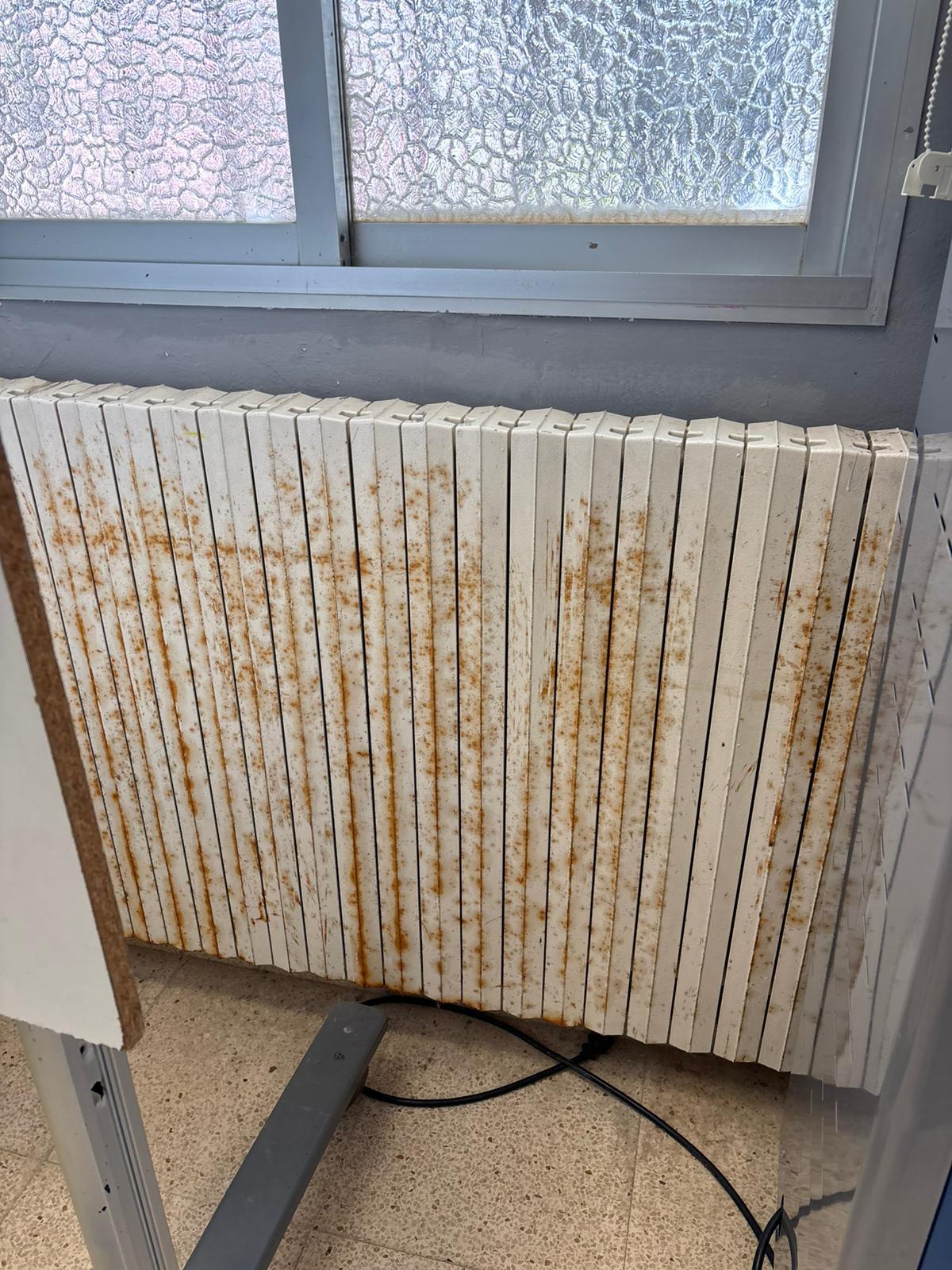 El PSOE reclama también la reparación del sistema de calefacción del centro educativo.